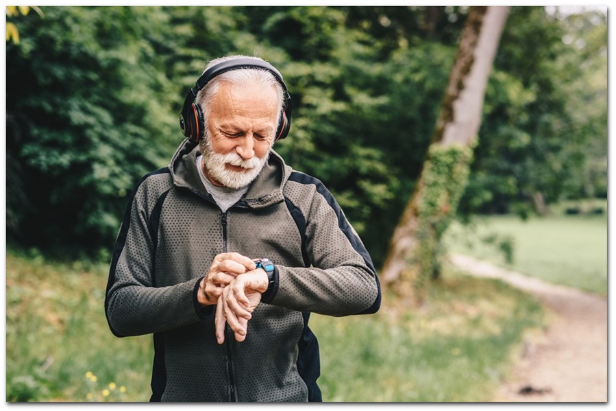 Ældre mand i sportstøj tjekker sit digitale ur